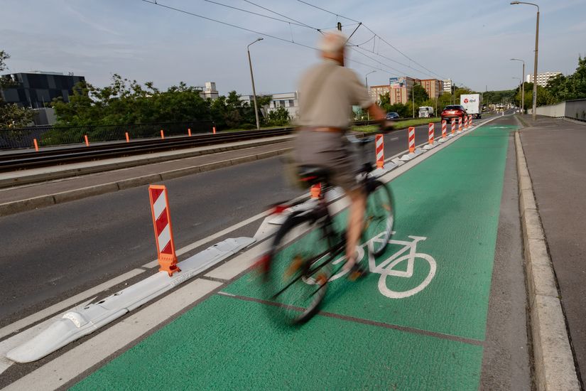 Geschützter und grün markierter Radfahrstreifen Allee der Kosmonauten