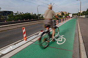 Geschützter und grün markierter Radfahrstreifen Allee der Kosmonauten
