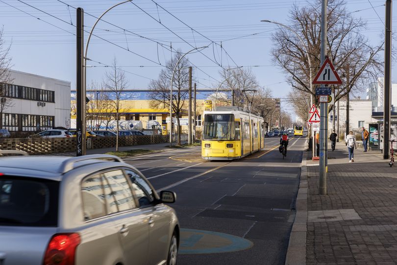 Straße mit Tram-Verkehr in Berlin-Lichtenberg