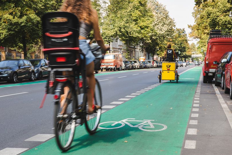 Radfahrende auf grün markiertem Radfahrstreifen Großbeerenstraße