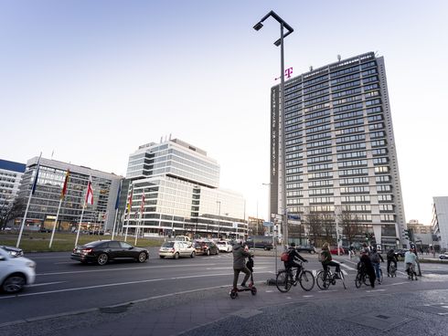 Fahrradfahrer warten an einer Ampel am Ernst-Reuter-Platz