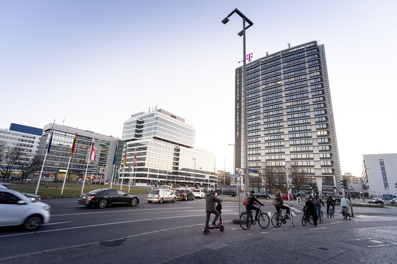 Fahrradfahrer warten an einer Ampel am Ernst-Reuter-Platz