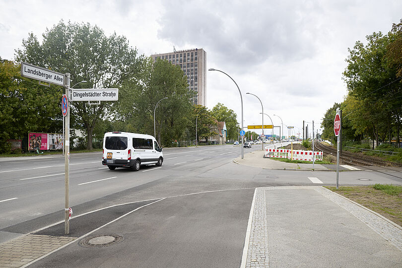 Asphaltierter Hochbordradweg