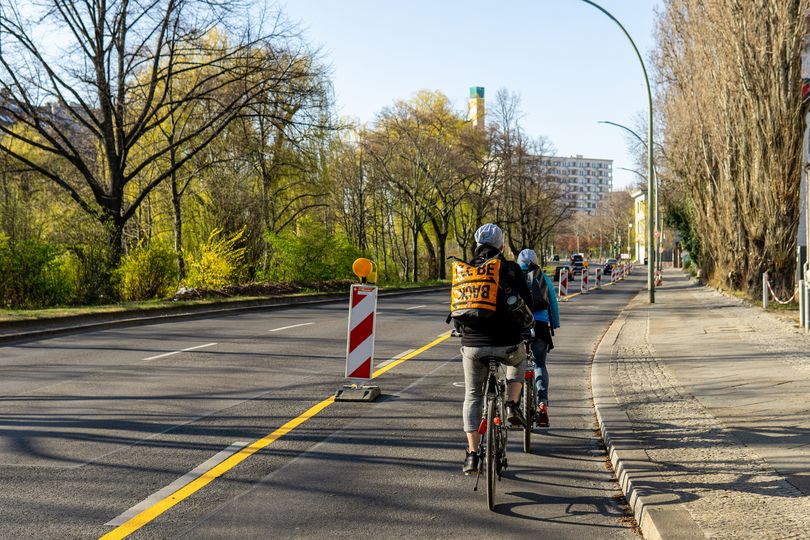 Radfahrende auf Pop-up-Radweg entlang Hallesches Ufer