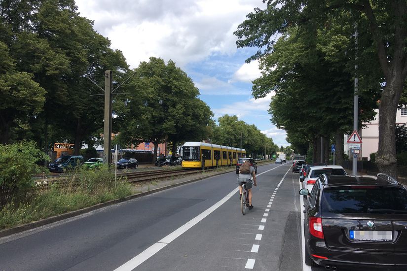 Radfahrer auf RAdfahrstreifen Pasewalker Straße