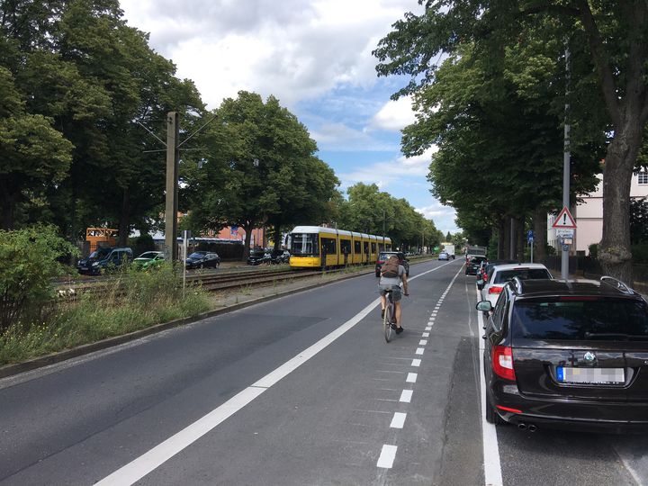 Radfahrer auf RAdfahrstreifen Pasewalker Straße