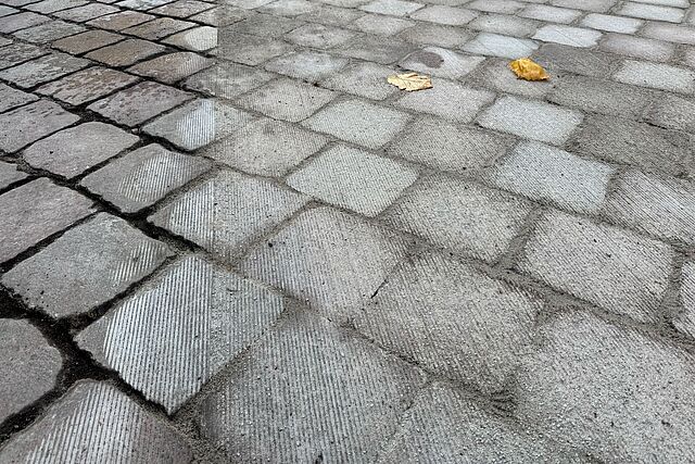 Gefräste und ungefräste Kopfsteinpflaster nebeneinander für ein Vorher-Nachher-Effekt.