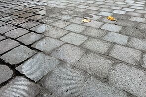 Gefräste und ungefräste Kopfsteinpflaster nebeneinander für ein Vorher-Nachher-Effekt.