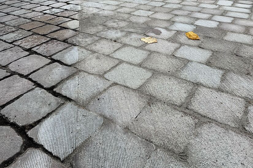 Gefräste und ungefräste Kopfsteinpflaster nebeneinander für ein Vorher-Nachher-Effekt.