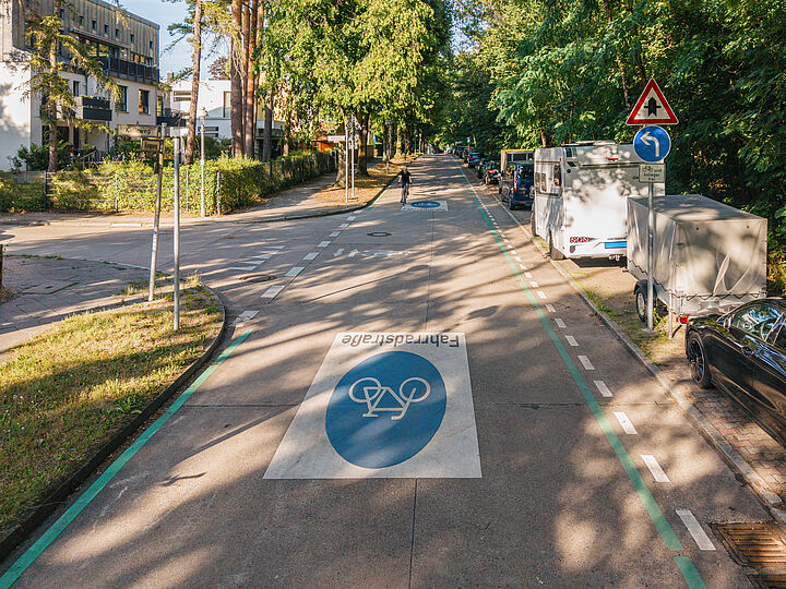 leicht erhöhter Blick auf eine Fahrradstraße in einer Wohngegend
