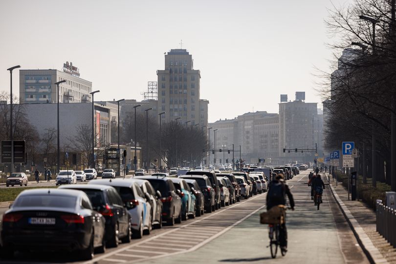 Fahrradfahrer auf der Karl-Marx-Allee