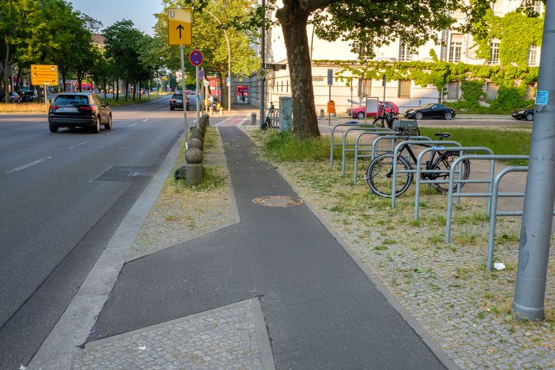 Asphaltierter Radweg und Fahrradabstellbügel im Bereich des Julius-Morgenroth-Platzes