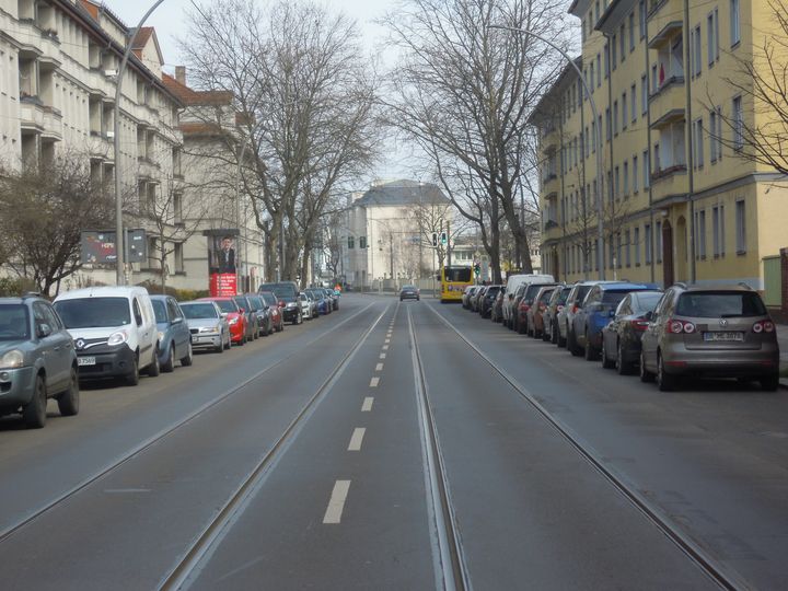 Die Siegfriedstraße mit Straßenbahnschienen.