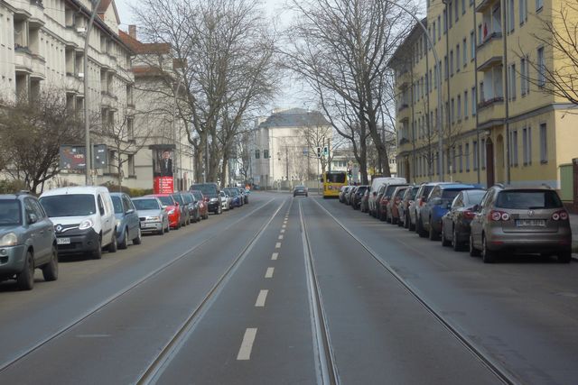 Die Siegfriedstraße mit Straßenbahnschienen.
