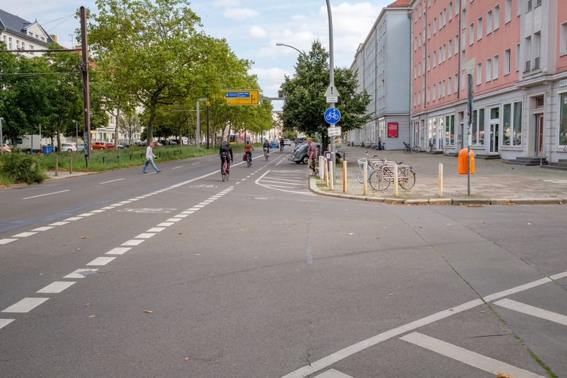 Radfahrende auf Radfahrstreifen entlang Danziger Straße