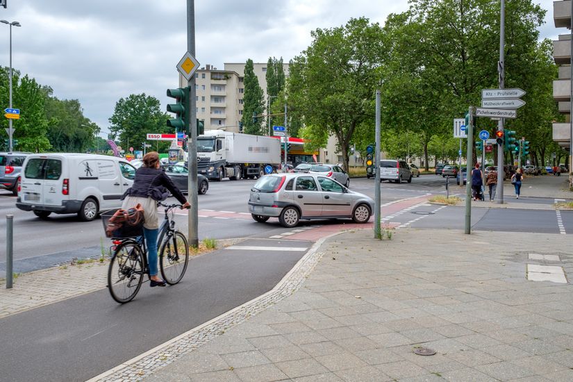 Radfahrende auf baulich getrenntem Radweg entlang Ruhlebener Straße