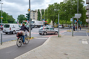 Radfahrende auf baulich getrenntem Radweg entlang Ruhlebener Straße