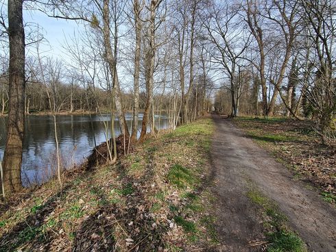 Abschnitt entlang Wasser auf Spree-Rad- und Wanderweg