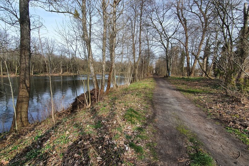 Abschnitt entlang Wasser auf Spree-Rad- und Wanderweg