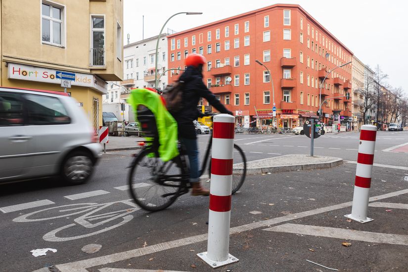 Fahrradampel mit baulich getrennter Aufstellfläche Donaustraße Ecke Sonnenallee Pannierstraße