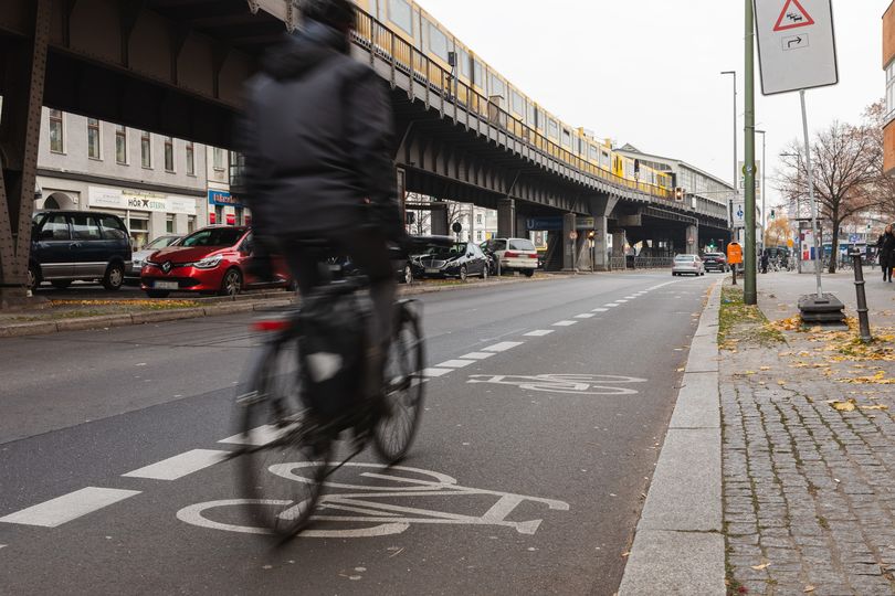 Radler auf Fahrradschutzstreifen Gitschiner Straße Kreuzberg