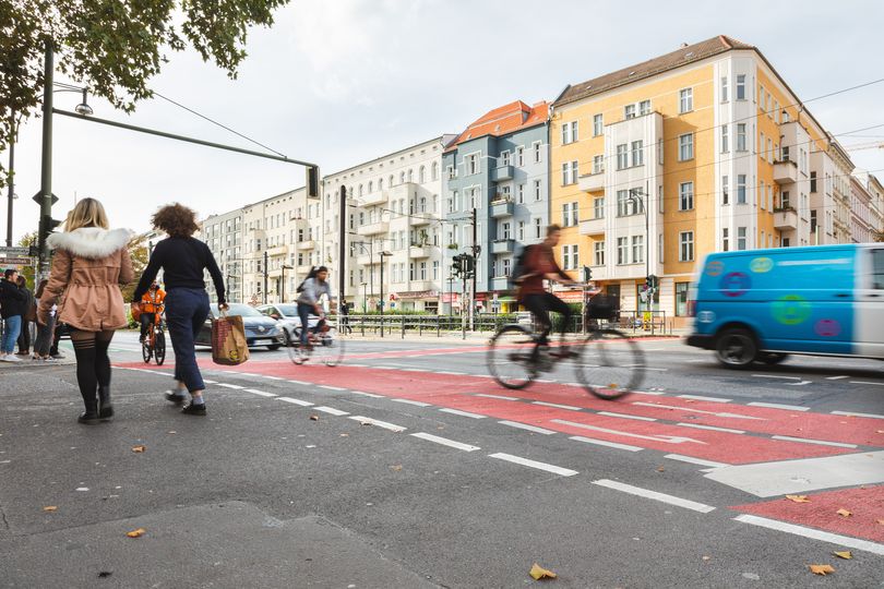 Verkehr auf Greifswalder Straße mit markiertem Radfahrstreifen