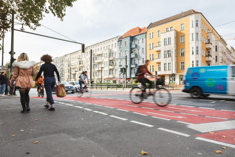 Verkehr auf Greifswalder Straße mit markiertem Radfahrstreifen
