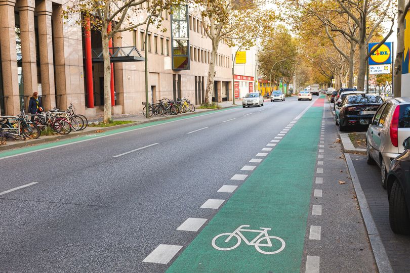 Grün markierter Radfahrstreifen Lahnstraße