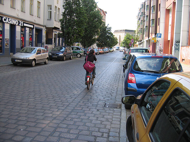 Radfahrerin auf Kopfsteinpflaster Mariannenstraße