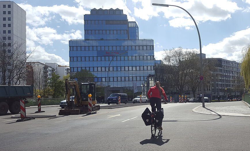 Radfahrerin auf Budapester Straße