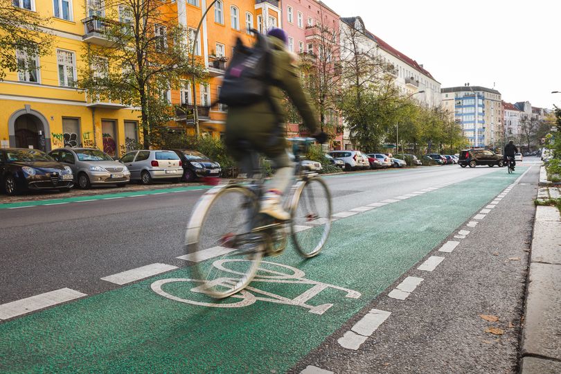 Radfahrer auf grün markiertem Radweg Proskauer Straße