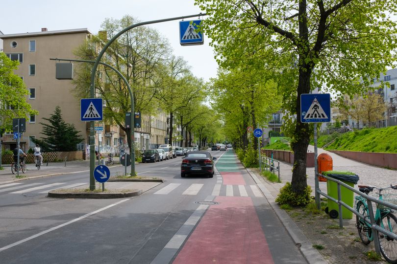 Radweg und Zebrastreifen an der Moeckernstraße