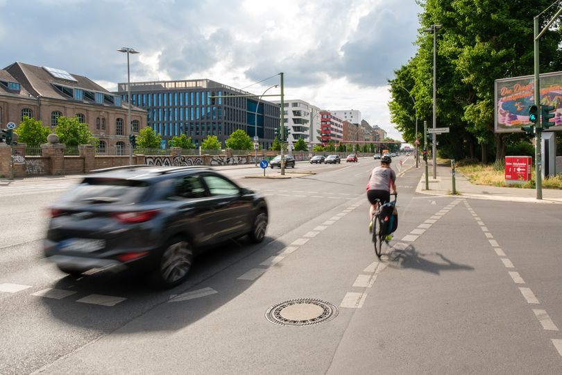 Stralauer Allee mit neue Radverkehrsführung