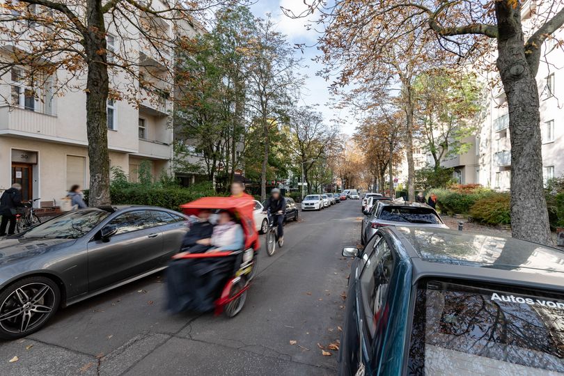 Handjerystraße mit Radverkehr und parkenden Autos