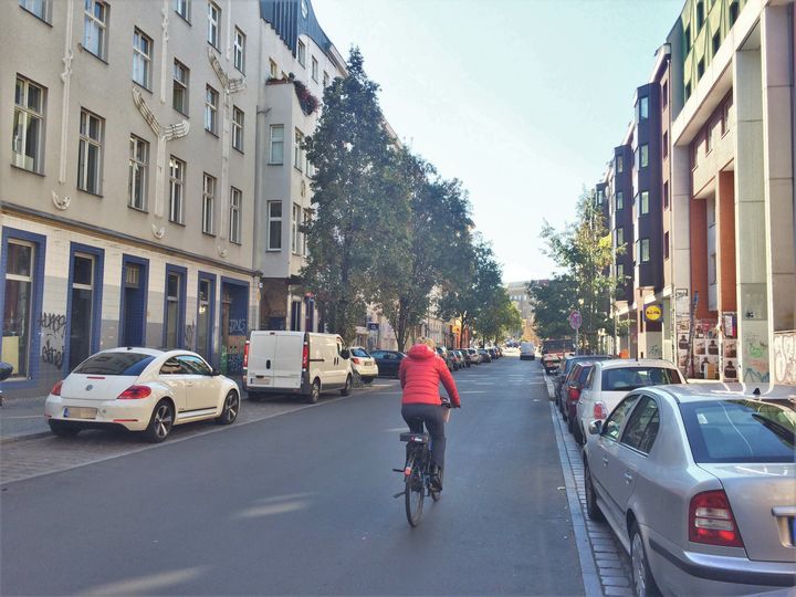 Radfahrerin auf alsphaltierter Mariannenstraße