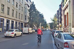 Radfahrerin auf alsphaltierter Mariannenstraße