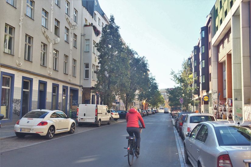 Radfahrerin auf alsphaltierter Mariannenstraße