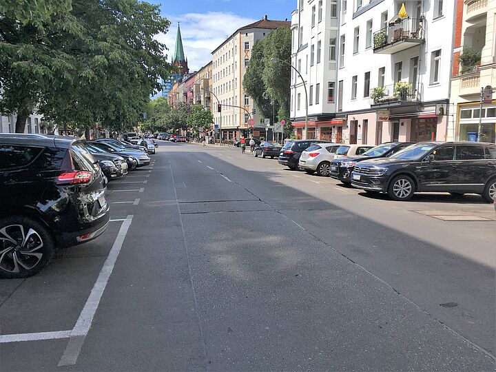 Parkende Autos entlang Stargarder Straße