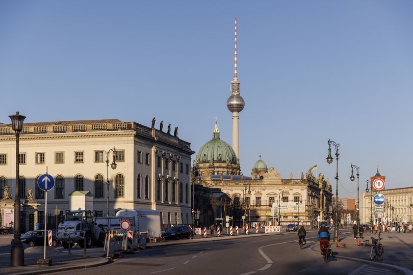 die Straße Unter den Linden in Berlin-Mitte