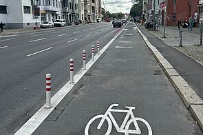 Geschützter Radfahrstreifen auf einer mehrspurigen Hauptstraße