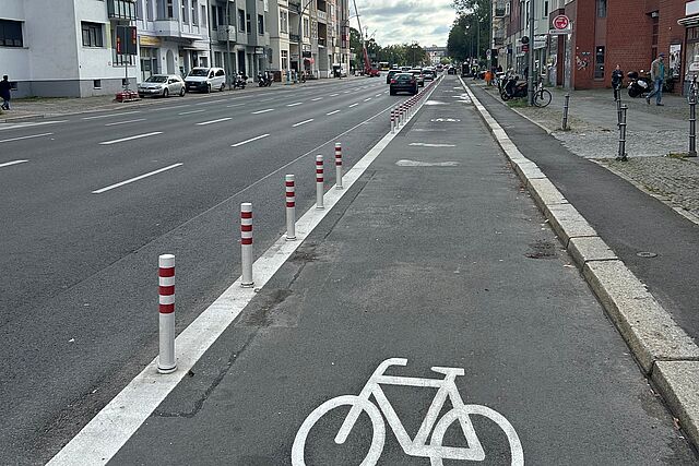 Geschützter Radfahrstreifen auf einer mehrspurigen Hauptstraße