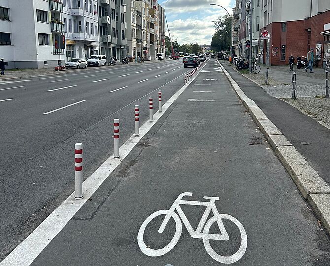 Geschützter Radfahrstreifen auf einer mehrspurigen Hauptstraße