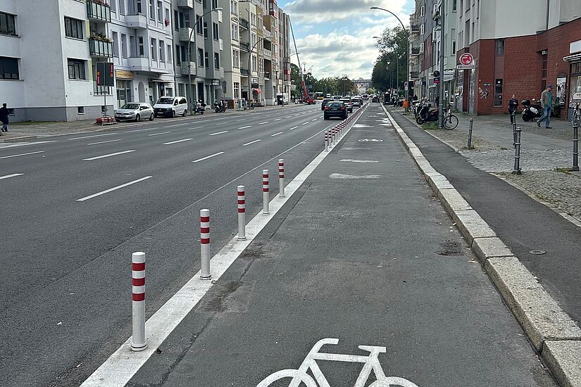 Geschützter Radfahrstreifen auf einer mehrspurigen Hauptstraße
