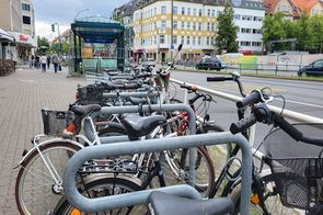 Fahrradbügel mit angeschlossenen Fahrrädern am U-Bahnhof Alt-Tegel