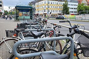 Fahrradbügel mit angeschlossenen Fahrrädern am U-Bahnhof Alt-Tegel