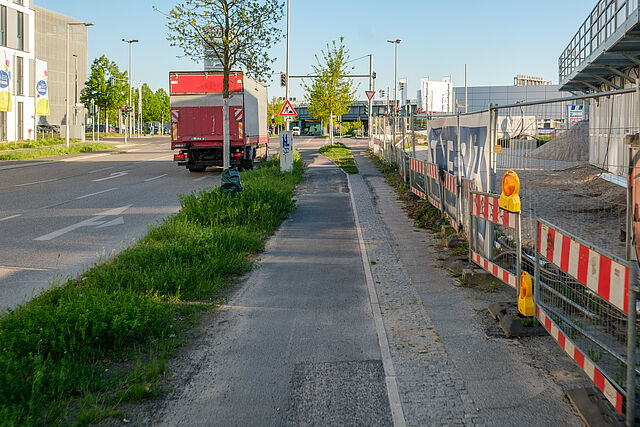 Schmaler Hochboardradweg neben Baustelle