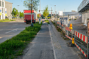 Schmaler Hochboardradweg neben Baustelle