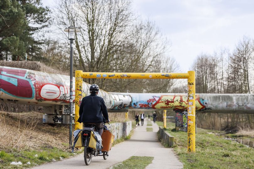 Fahrradfahrer fährt an der Wuhle entlang