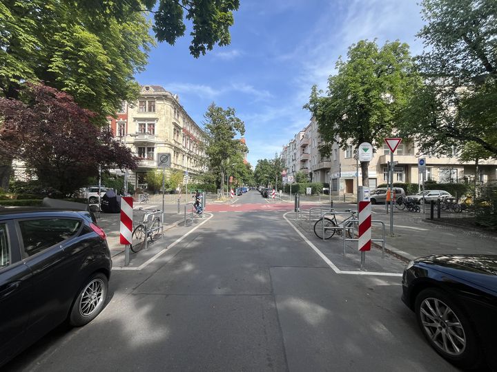 Fahrradabstellbügel im Kreuzungsbereich der Fahrradstraße Handjerystraße