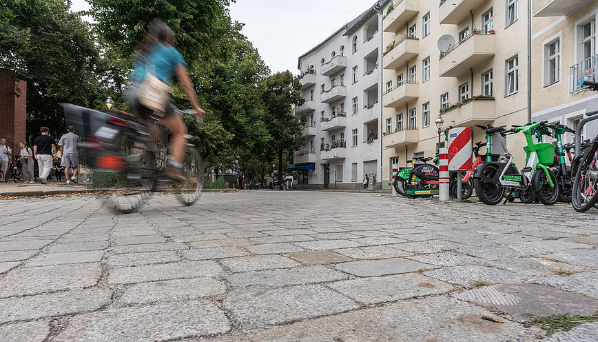 Radfahrende in einer neu markierten Fahrradstraße